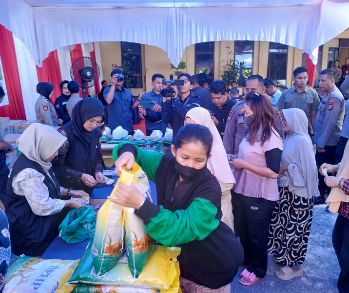 Warga membeli beras SPHP dengan harga murah di Polsek Sukajadi. Foto: Surya/Riau1.