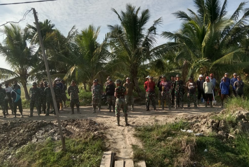 Pengerjaan jalan di program TMMD Rohil