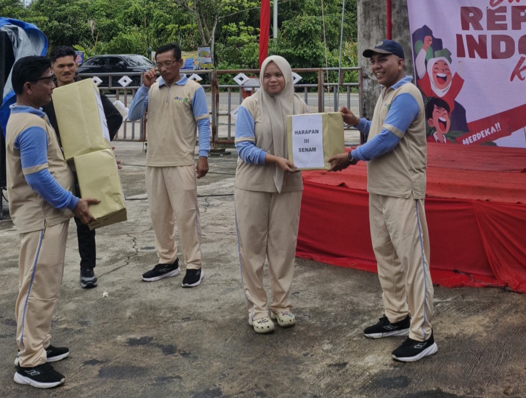 Semangat kemerdekaan Republik Indonesia ke 80 tahun 2025, PT Bumi Laksamana Jaya (BLJ) (Perseroda) Bengkalis menggelar kegiatan perayaan 17 Agustusan bersama seluruh staf, karyawan, di halaman kantor BLJ desa Air Putih Kecamatan Bengkalis, Kabupaten Bengkalis, Minggu 24 Agustus 2025.  Acara yang dib