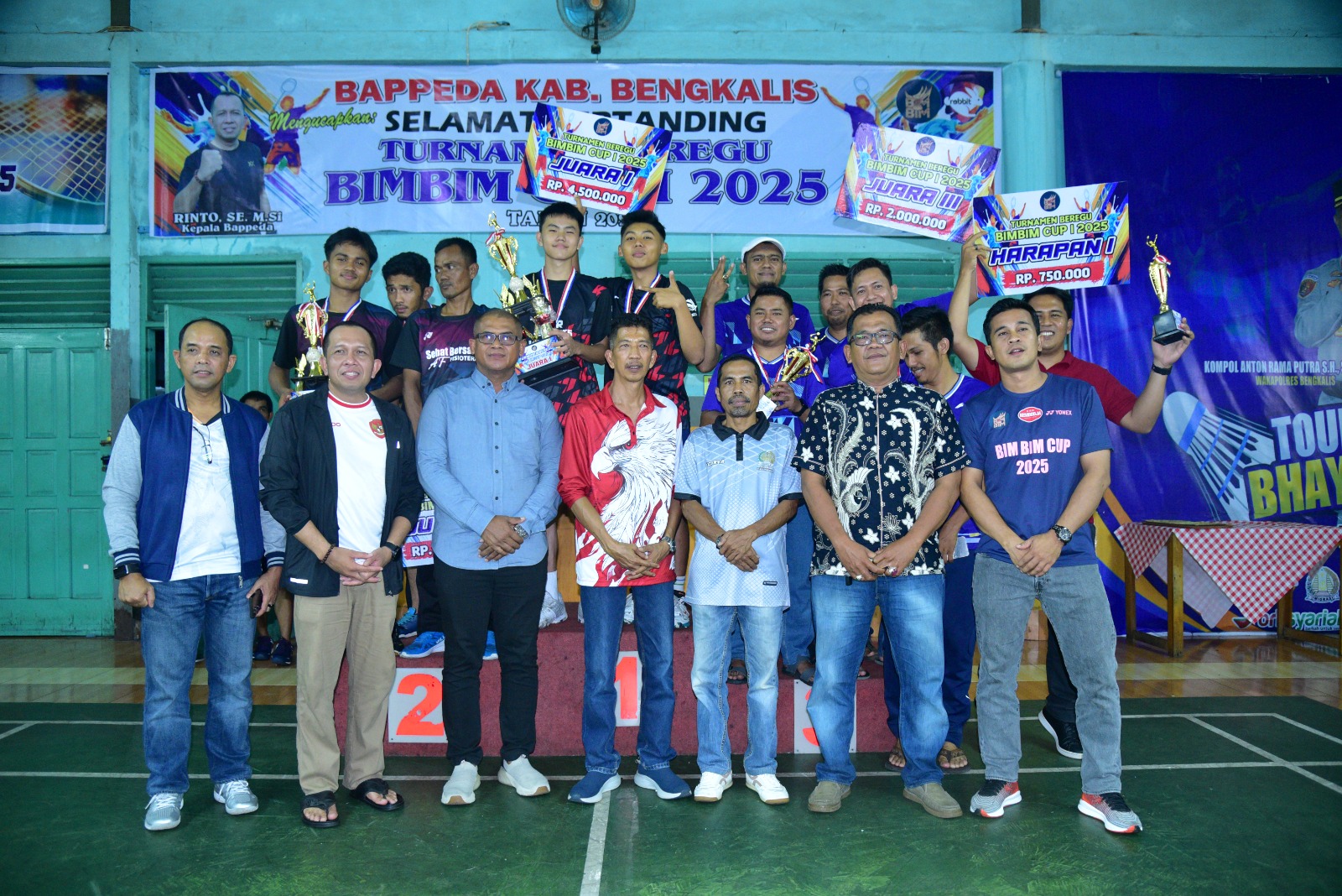 BENGKALIS - Pada turnament Badminton beregu yang digelar oleh Bimbim Cup satu 2025 di Gor Rabbit dimenangkan oleh PB Smansa ( Erlangga) melawan PB Cendana SPK dengan score 2-0, Minggu 24 Agustus 2025 malam. Penutupan tersebut oleh staf ahli bupati bidang SDM Johansyah Syafri didampingi Rinto Kepala