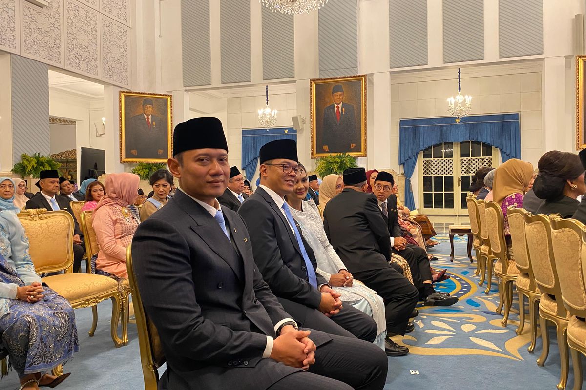 Penerima Anugerahkan Tanda Kehormatan