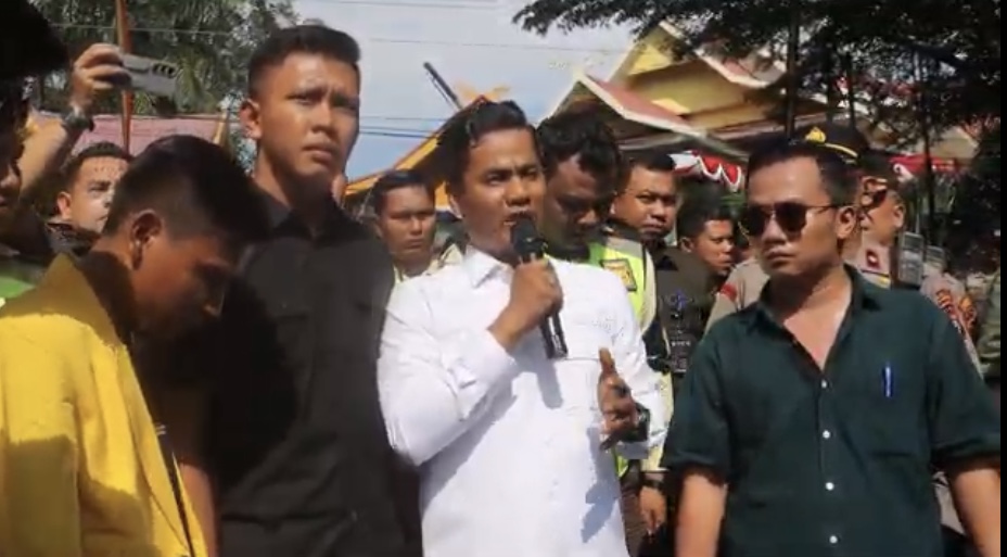Wakil DPRD Riau H. Budiman Lubis Hadapi Ribuan Massa Aksi, Berhasil Redam Emosi Massa