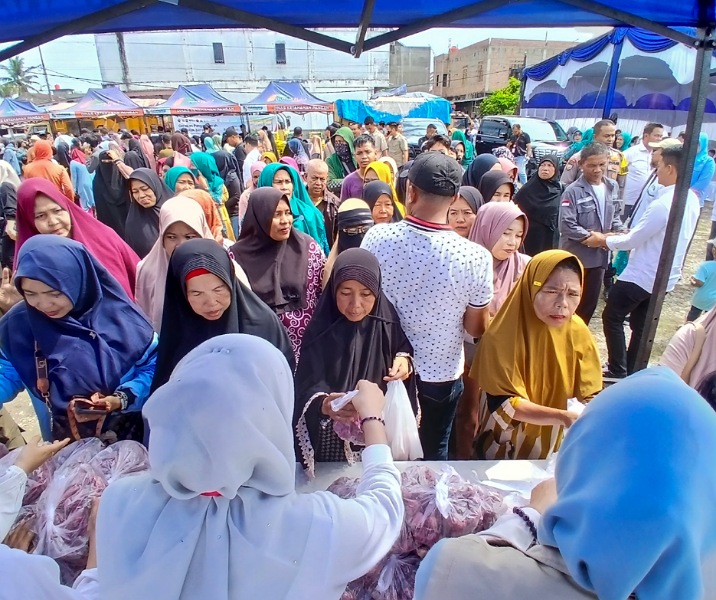 Warga Tuah Madani memadati Gerakan Pangan Murah di Jalan Taman Karya Pekanbaru, Sabtu (30/8/2025). Foto: Surya/Riau1.