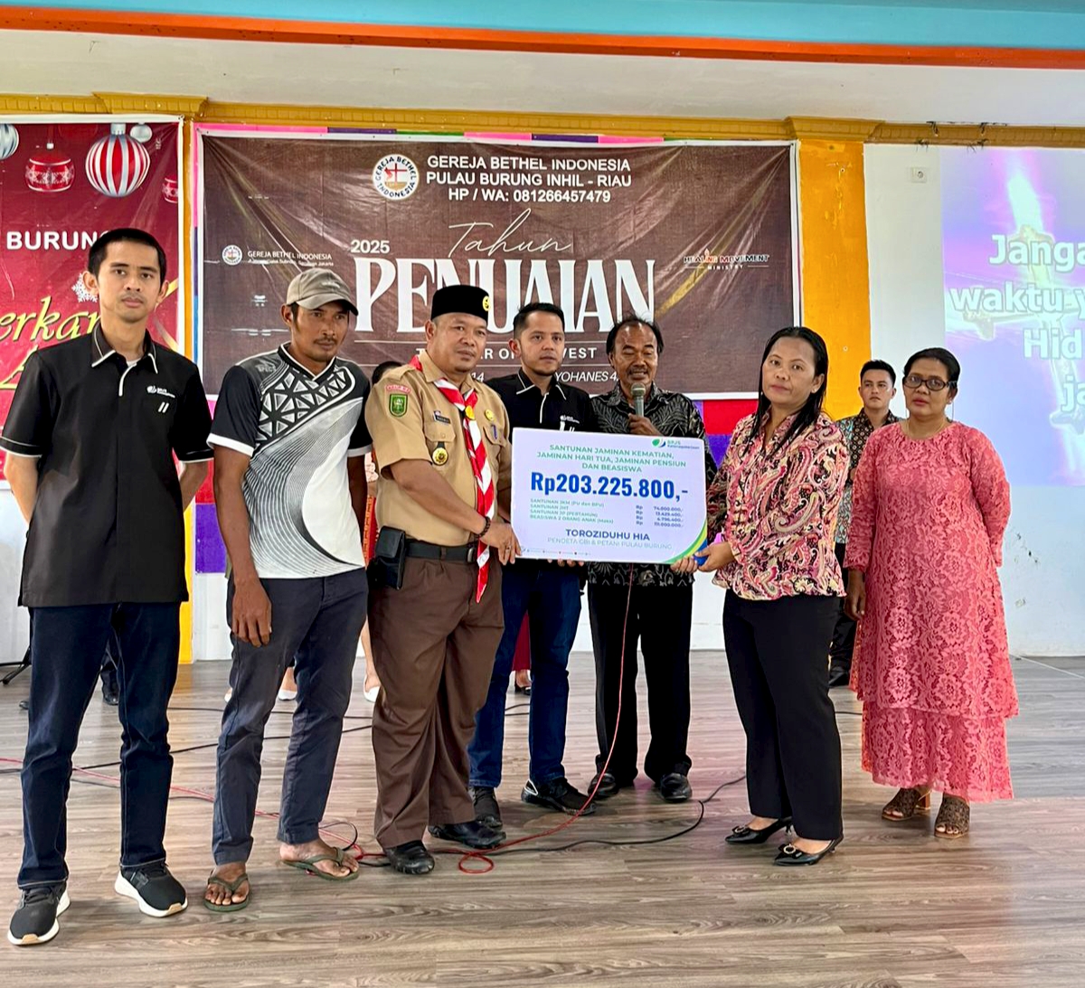 Camat Pulau Burung Menyerahkan Santunan secara simbolis kepada ahli waris