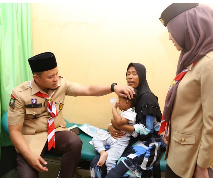Wali Kota Pekanbaru Agung Nugroho saat menjenguk balita yang digigit anjing rabies. Foto: Istimewa.