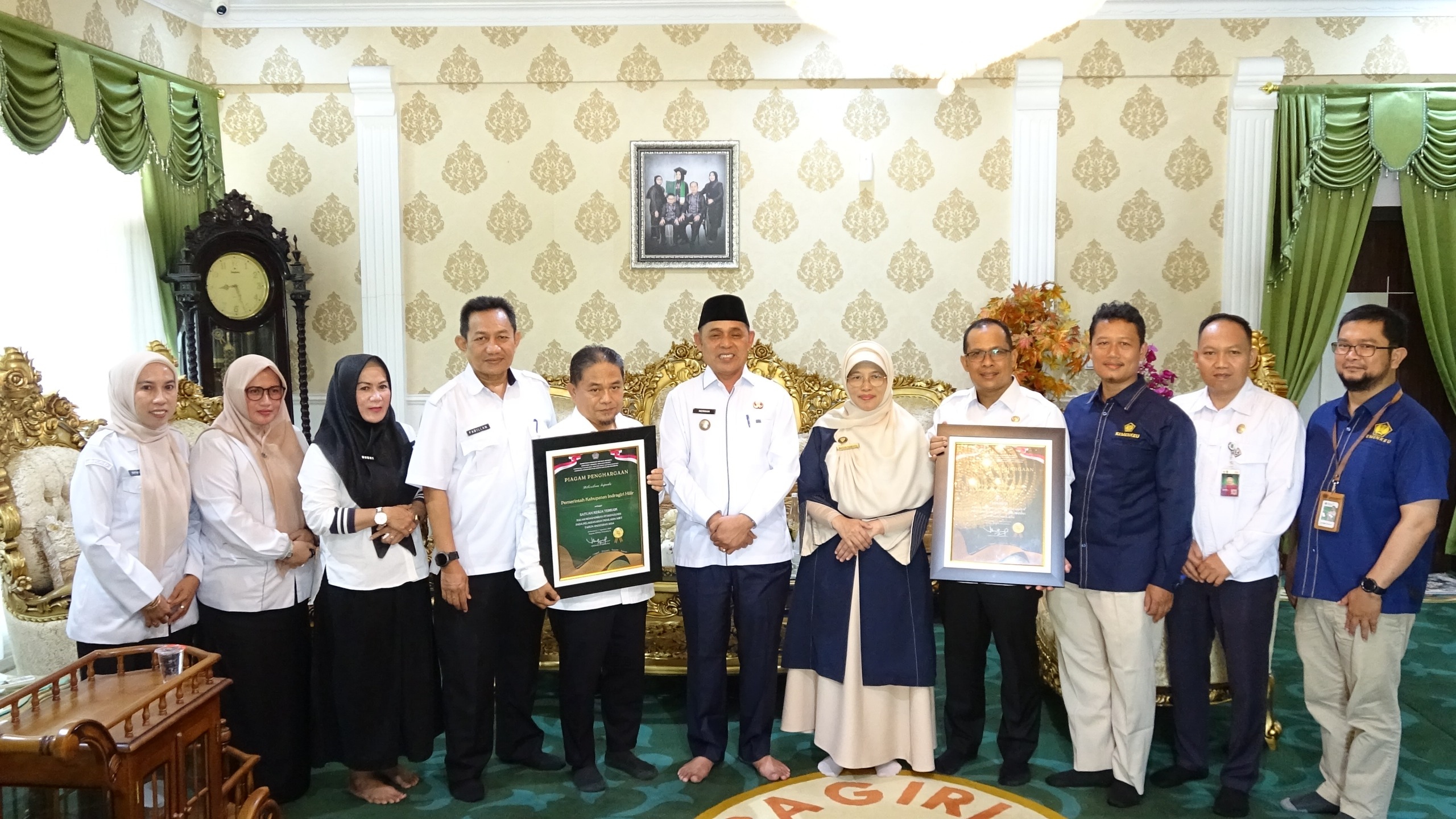 Penyerahan penghargaan pada Pemkab Inhil