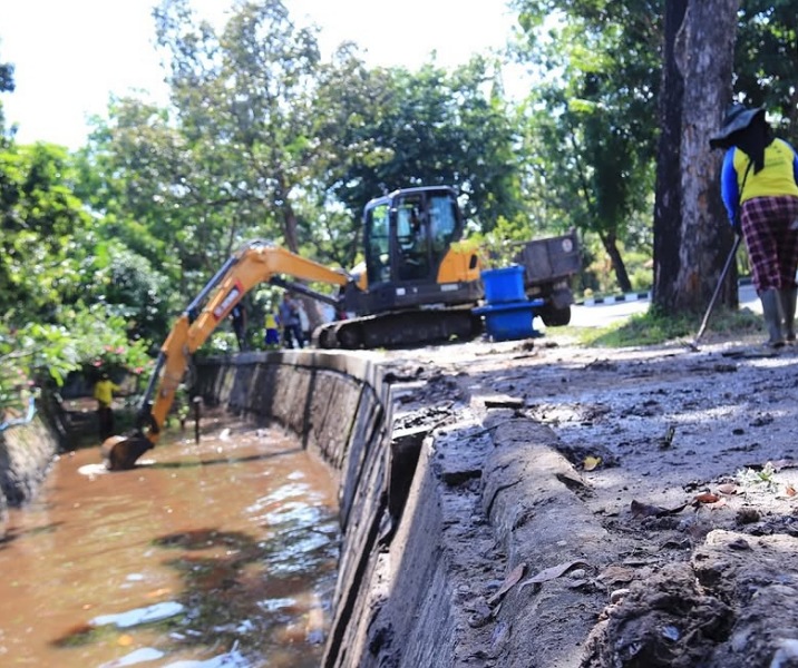 Pengerukan sedimen di drainase Jalan Arifin Ahmad Pekanbaru. Foto: Istimewa.