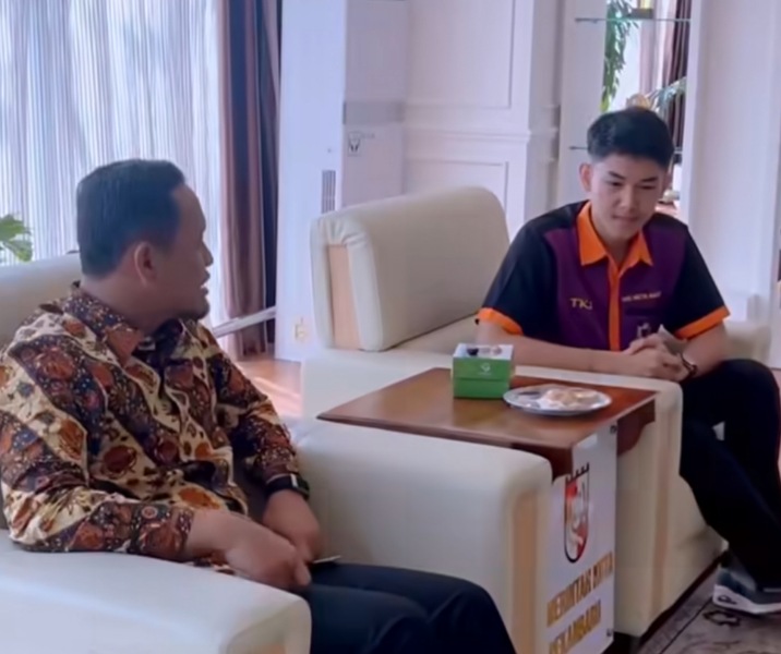 Wali Kota Pekanbaru Agung Nugroho berbincang dengan Alexsandro, pelajar yang mampu menembus sistem keamanan NASA secara resmi. Foto: Istimewa.