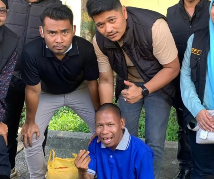 Tim PPKS Dinsos Pekanbaru menemukan ODGJ di Jalan Diponegoro. Foto: Istimewa.