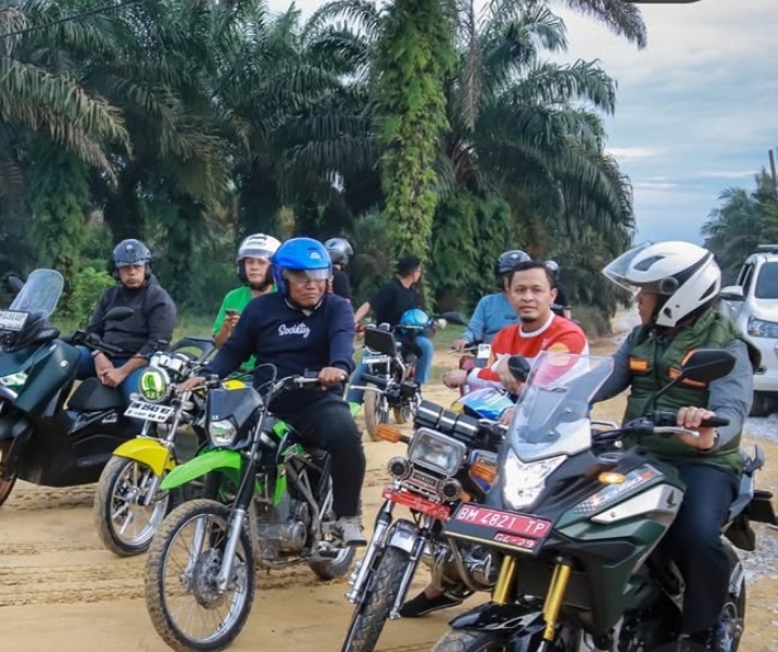 Wali Kota Pekanbaru Agung Nugroho bersama Wawako Markarius Anwar besama kepala OPD saat meninjau progres pengerasan jalan menuju Jalan Geringging. Foto: Istimewa.