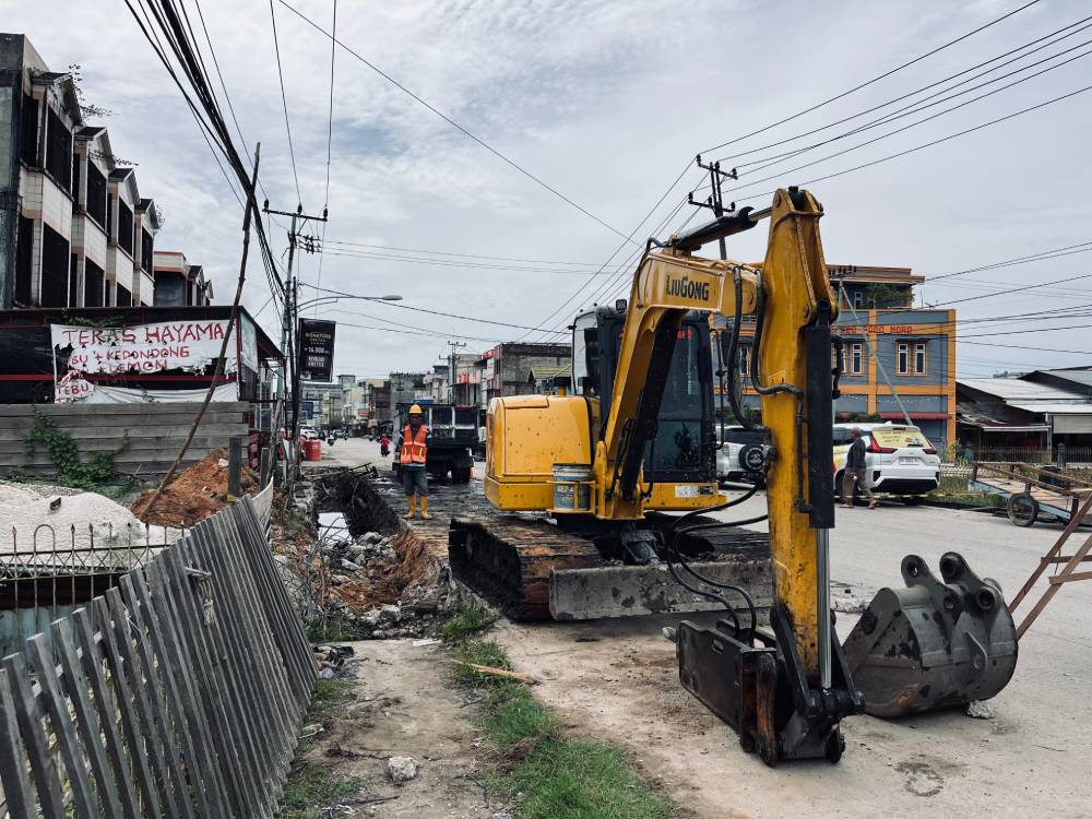 Pengerjaan drainase di jalan Budi Kemuliaan Dumai