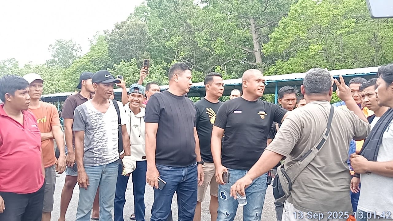 Puluhan Supir Truck dan Masyarakat Hadang Pintu Masuk Roro Bengkalis