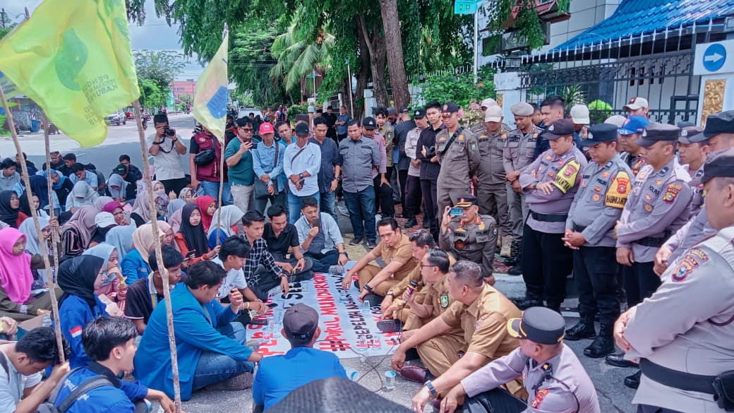 Puluhan Mahasiswa PMII Unjukrasa Didepan Kantor Bupati Bengkalis