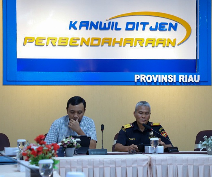 Kepala Kanwil DJP Riau Ardiyanto Basuki (kiri) saat ekspos di Kanwil Ditjen Perbendaharaan Riau. Foto: Istimewa.