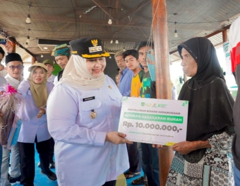 Bupati Bengkalis Serahkan Bantuan Korban Musibah Kebakaran