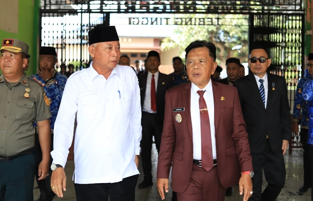 Bupati Kepulauan Meranti, H. Asmar meninjau SMA Negeri 1 Tebingtinggi