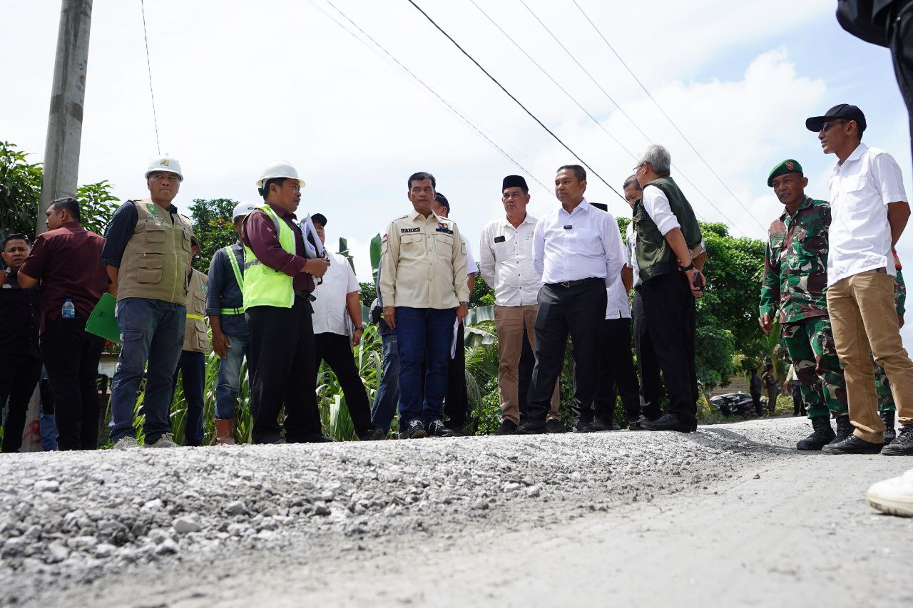 Gubri Abdul Wahid tinjau pengerjaan jalan di Inhil