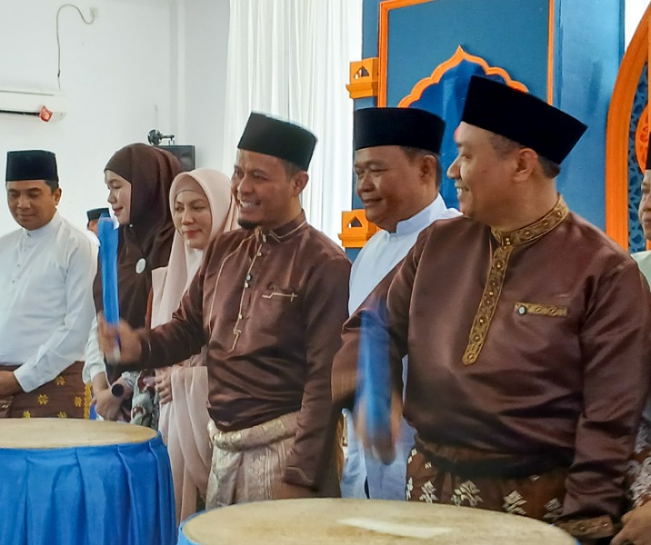 Wali Kota Pekanbaru Agung Nugroho bersama Wakil Wali Kota Markarius Anwar memukul beduk tanda dibukanya MTQ Rumbai Timur. Foto: Surya/Riau1.