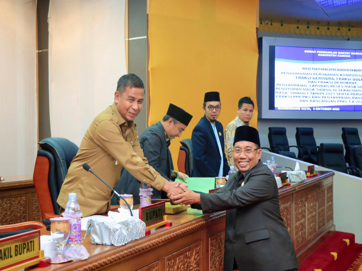 Bupati Kampar Ahmad Yuzar di Paripurna DPRD
