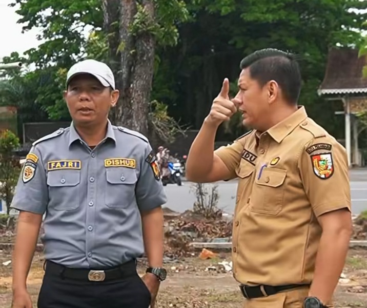 Plt Kepala Dinas PUPR Pekanbaru Edward Riansyah meninjau progres pembangunan jalan yang membelah taman kota di persimpangan Jalan Arifin Ahmad-Sudirman. Foto: Istimewa.