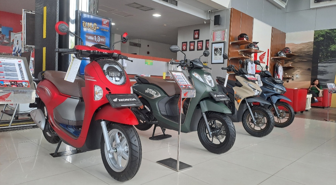 Unit sepeda motor Honda yang tampil elegan
