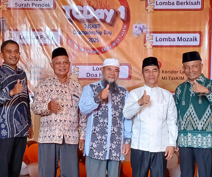 Sekretaris Yayasan Al Taskim Ustaz Al Asdi (tengah) bersama Staf Ahli Bidang Kemasyarakatan dan Sumber Daya Manusia Sekretariat Daerah Kota (Setdako) Pekanbaru Sarbaini (dua dari kanan) usai penutupan kegiatan, Sabtu (11/10/2025). Foto: Surya/Riau1.