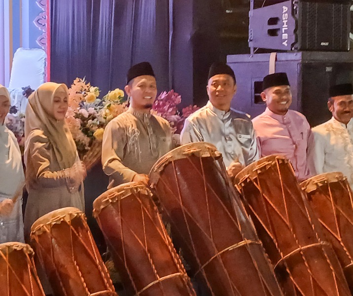 Wali Kota Pekanbaru Agung Nugroho bersama Wawako Markarius Anwar memukul taganing tanda dibukanya MTQ Tenayan Raya, Kamis (9/10/2025) malam. Foto: Surya/Riau1.