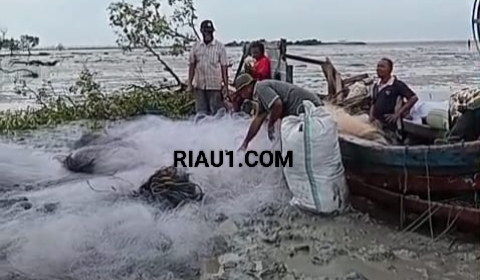 Sedang Menjaring Ikan Tiga Kapal Pompong Nelayan Warga Muntai Bengkalis Pecah