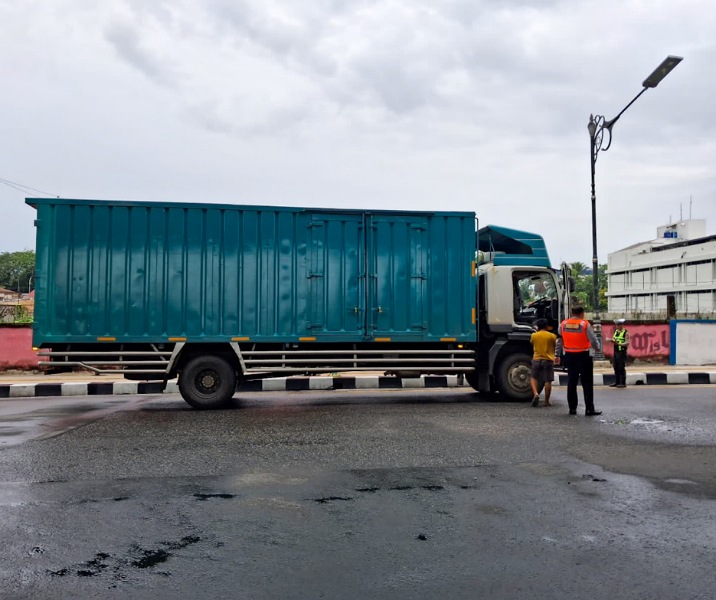 Sebuah truk tertangkap basa memasuki pusat Kota Pekanbaru. Foto: Istimewa.