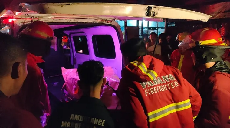 Evakuasi korban kebakaran di Kota Padang