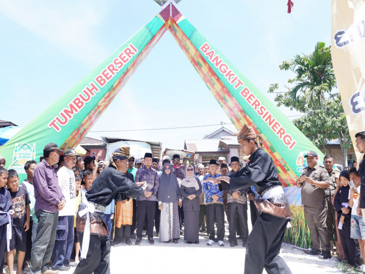 Wabup Kampar Dr Misharti ramaikan tradisi Adat Ma’ Ahak Suwek