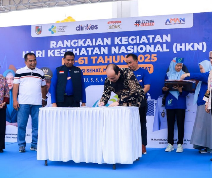 Perwakilan rumah sakit swasta menandatangani nota kesepahaman dengan Dinkes Pekanbaru di RSD Madani, Rabu (12/11/2025). Foto: Istimewa.