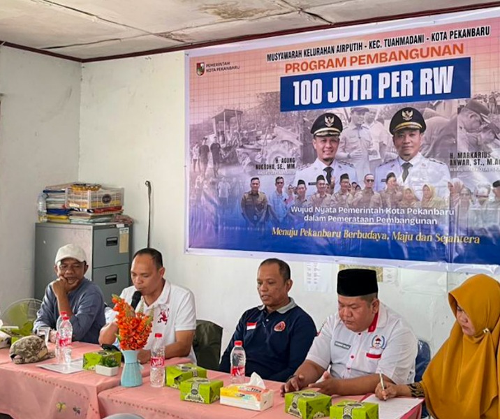 Camat, lurah, dan Ketua RW di Pekanbaru menggelar musyawarah membahas program prioritas terkait Program Rp100 juta per RW baru-baru ini. Foto: Istimewa.