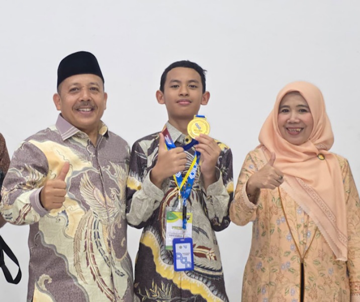 Rafa Cahya Avifa, siswa MTsN 1 Pekanbaru berhasil meraih medali emas pada ajang Olimpiade Madrasah Indonesia (OMI) 2025 bidang Matematika Integrasi tingkat nasional. Foto: Istimewa.