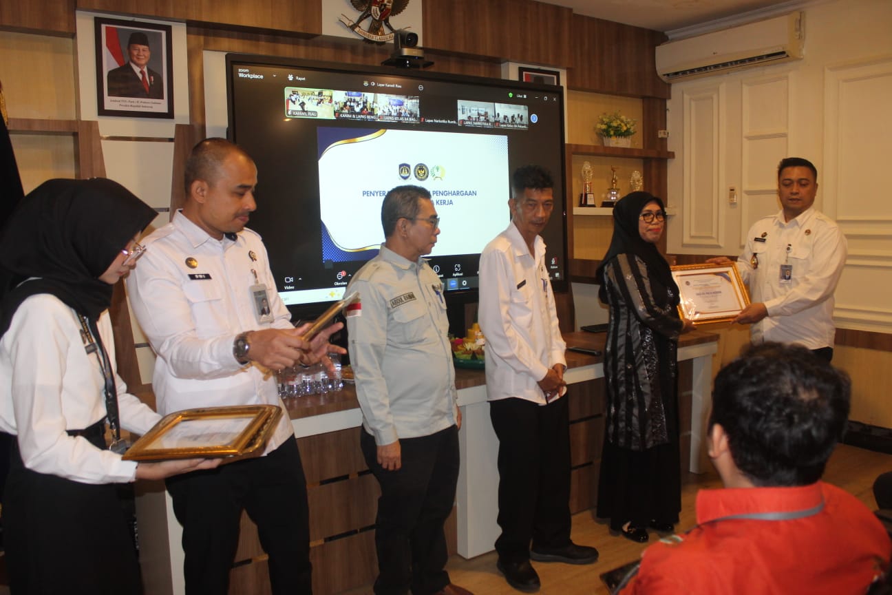 Hari Bakti Kemenimipas ke-1 Pemkab dan PT BLJ Bengkalis Terima Penghargaan