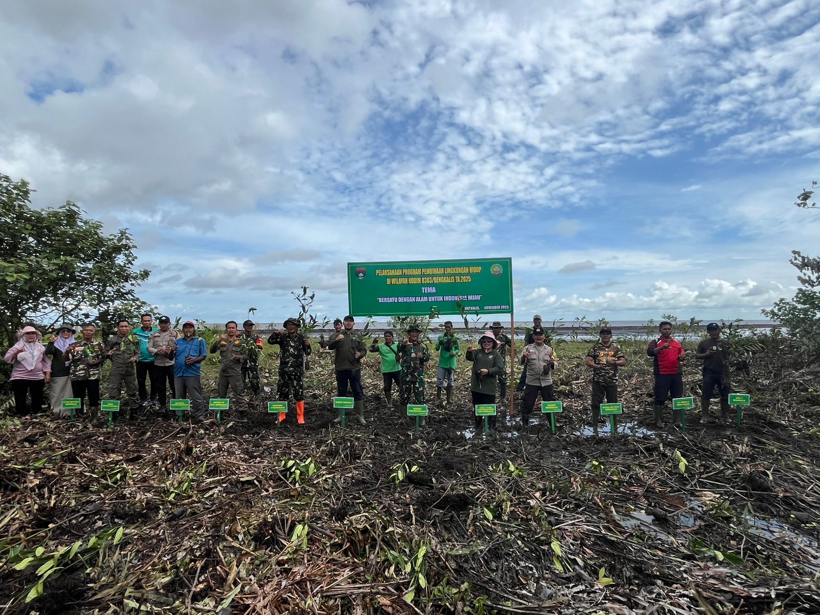 Wujudkan Kelestarian Fungsi Lingkungan, Kasdim 0303 Bengkalis Tanam 1.500 Mangrove