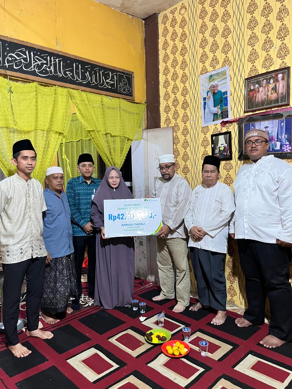 Kadis Perindag Inhil bersama Tim BPJS Ketenagakerjaan Menyerahkan Santunan Kematian kepada ahli waris