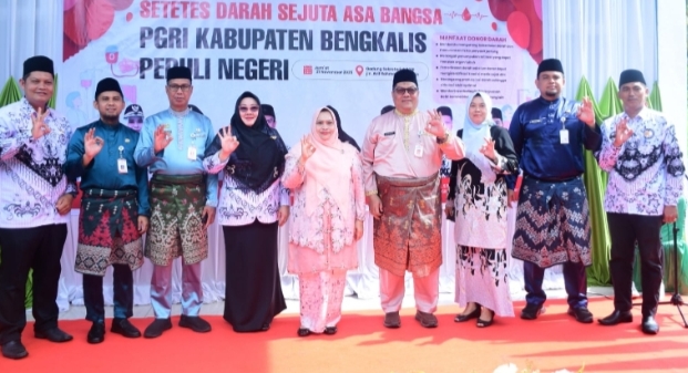 Ambulance Untuk Donor Darah Keliling Diserahkan Direktur RSUD Disaksikan Bupati Kasmarni