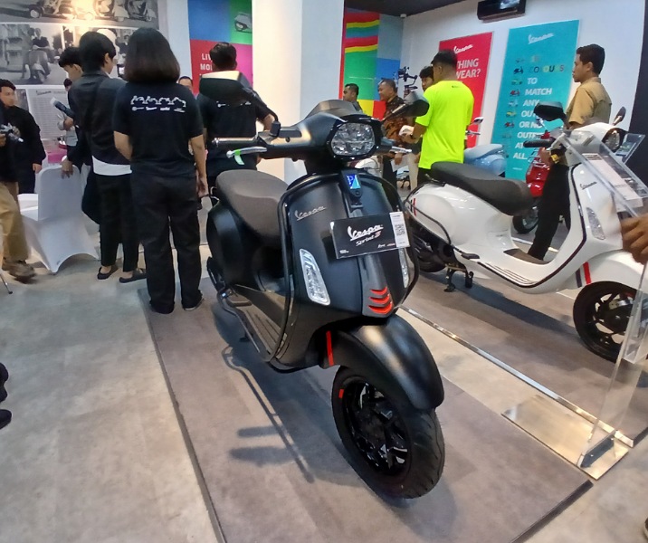 Penampilan produk Vespa terbaru di diler milik Amartha Kura Motorindo, Pekanbaru, Sabtu (22/11/2025). Foto: Surya/Riau1.