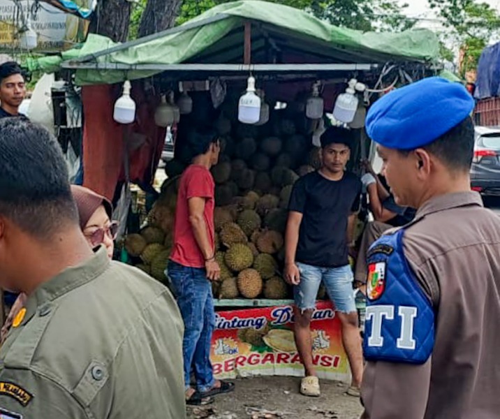 Satpol PP Pekanbaru menertibkan pedagang durian yang mangkal di Jalan Arifin Ahmad. Foto: Istimewa.