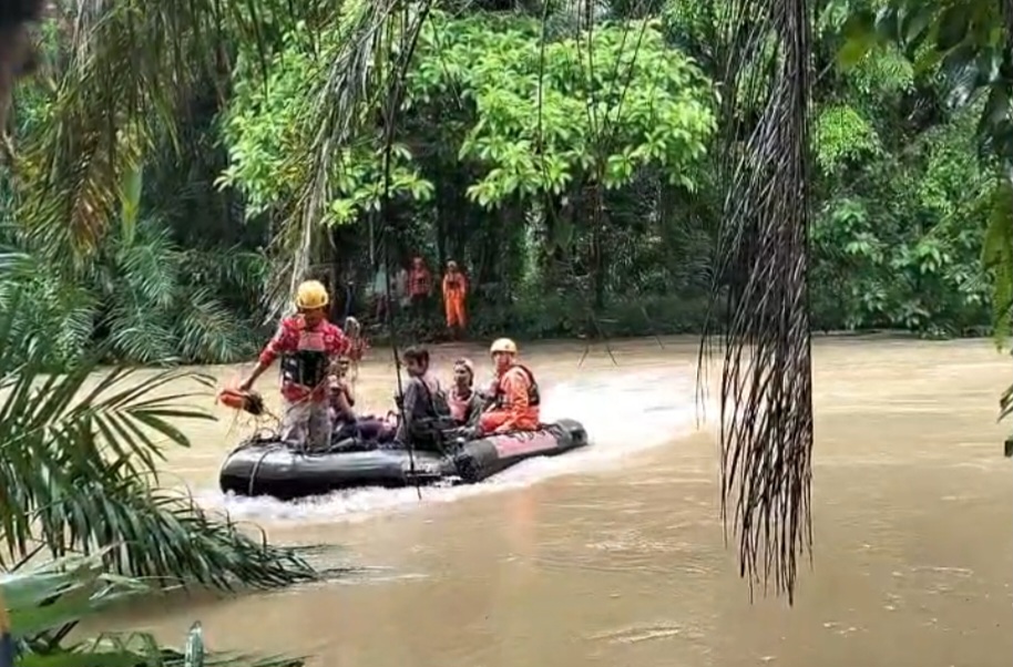 Evakuasi warga di Agam yang terdampak banjir