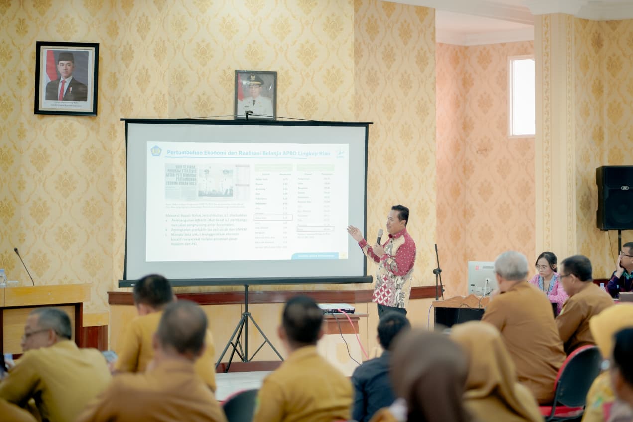 Kepala Kantor Pelayanan Perbendaharaan Negara (KPPN) Dumai, Halim saat presentasi di Pemkab Rohil