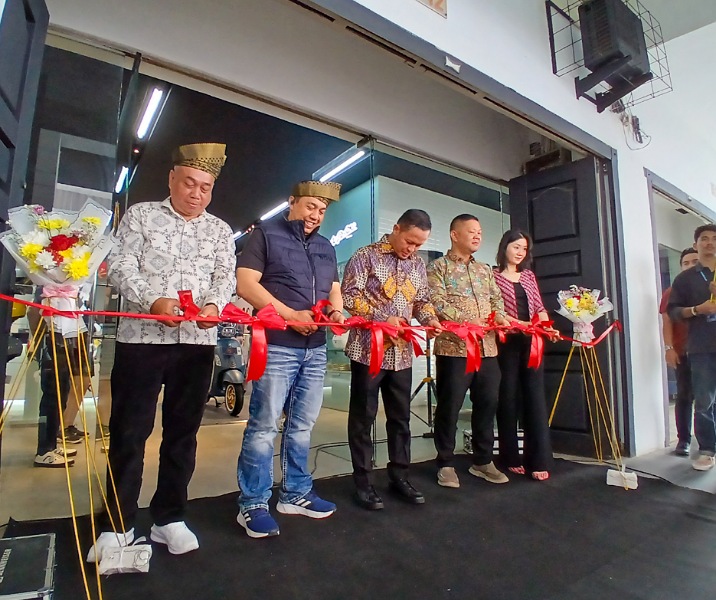 Wali Kota Pekanbaru Agung Nugroho (tengah) ikut memotong pita tanda diresmikannya showroom motor empat merek dari Italia. Foto: Surya/Riau1.