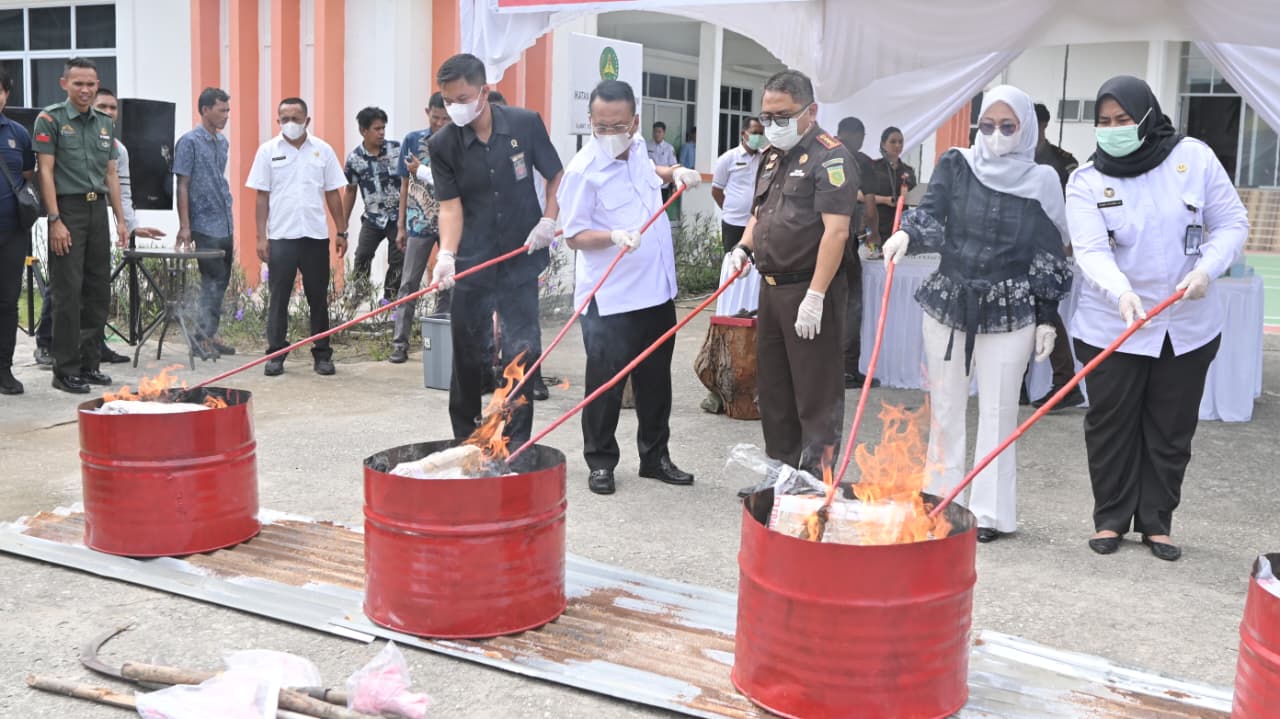 Pemusnahan barang bukti kejahatan di Rokan Hilir