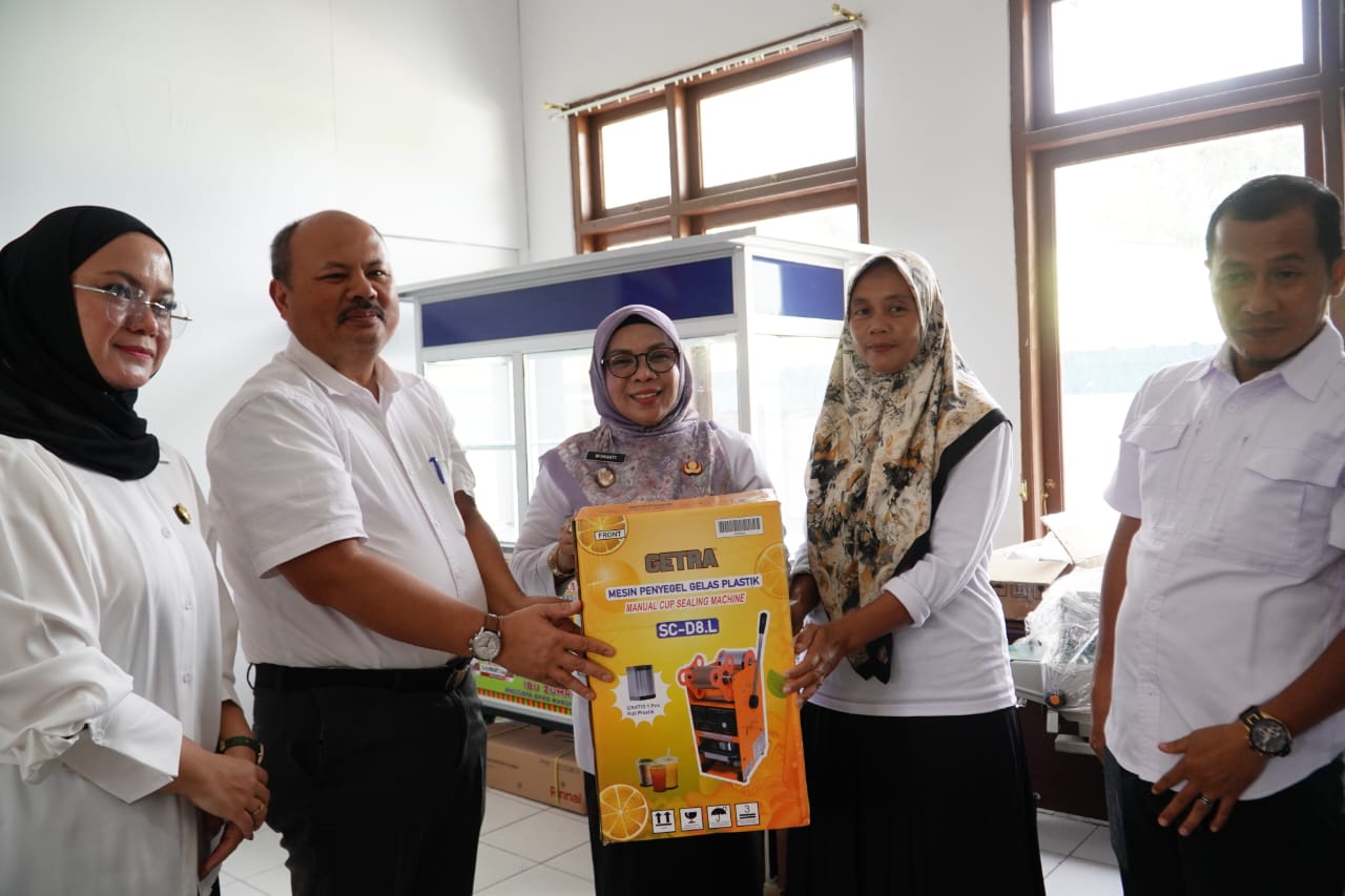 Penyaluran bantuan untuk UMKK Kampar