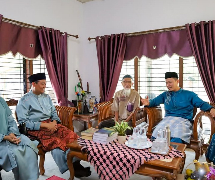 Wali Kota Pekanbaru Agung Nugroho dan Wawako Markarius Anwar saat bersilaturahmi dengan tokoh pendidikan Datuk UU Hamidy. Foto: Istimewa.