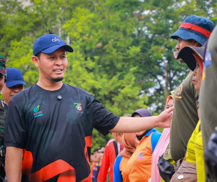 Wali Kota Pekanbaru Agung Nugroho memeriksa kesiapan personel sebelum gotong royong bersama di Jalan Samratulangi, Minggu (30/11/2025). Foto: Istimewa.