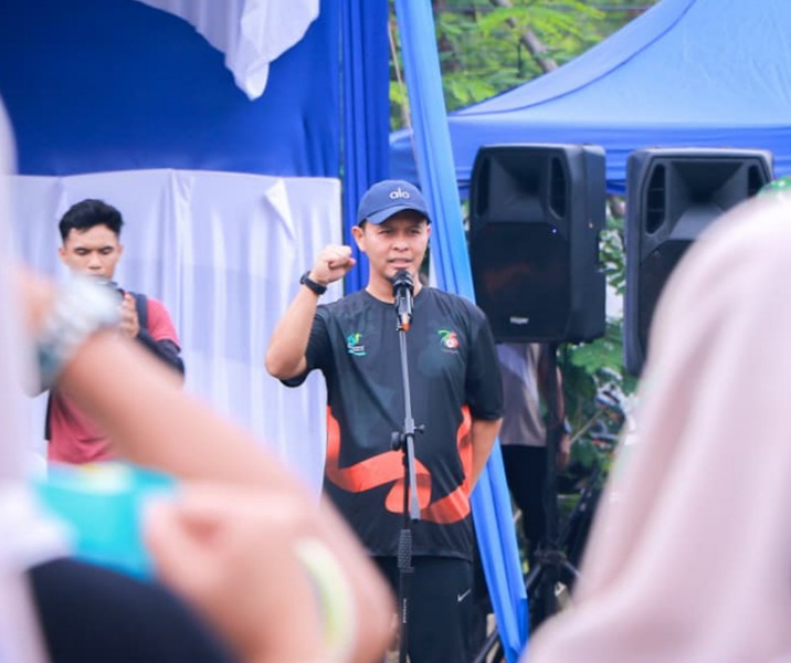 Wali Kota Pekanbaru Agung Nugroho saat apel Gotong Royong Bersama di area parkir Pasar Buah, Minggu (30/11/2025). Foto: Istimewa.