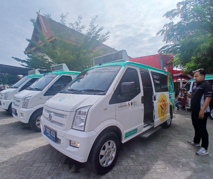 Oplet listrik saat pertama kali diluncurkan Pemko Pekanbaru di SMP Negeri 42 pada 5 Desember 2024. Foto: Surya/Riau1.