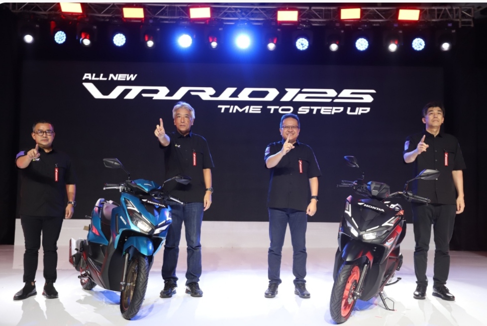 Kiri-Kanan: Marketing Director AHM – Octavianus Dwi, President Director AHM – Susumu Mitsuishi, Executive Vice President Director AHM – Thomas Wijaya dan Marketing Director AHM- Naoki Kajino memperkenalkan All New Honda Vario 125 di AHM Safety Riding and Training Center, Deltamas, Cikarang, Jawa Bar